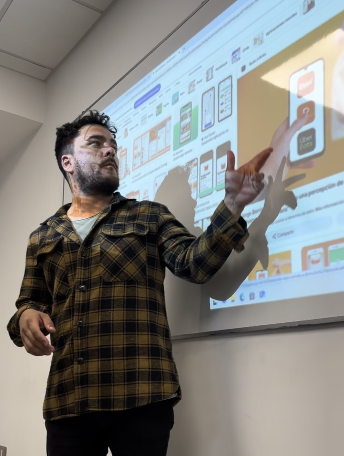 Felipe Efood presentando estrategia de ecommerce gastronómico
