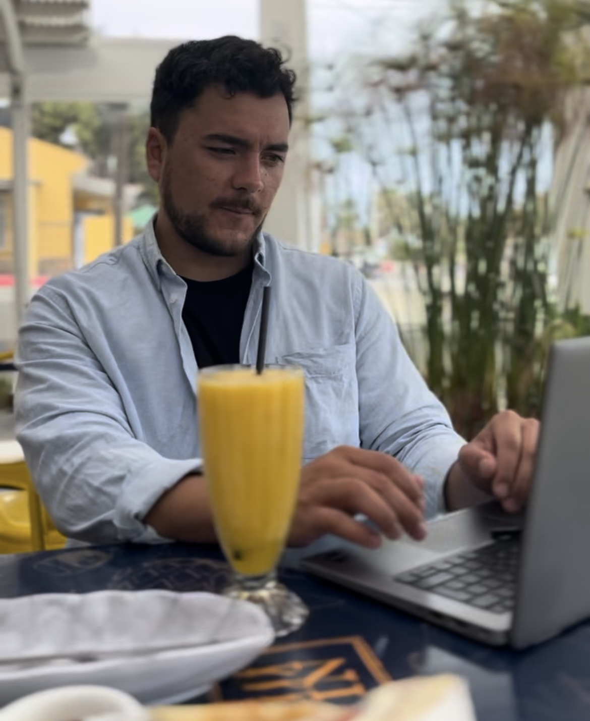 Felipe Efood trabajando análisis digital en restaurante